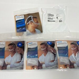4 Dreamwear Medium Under the Nose Nasal Cushions & 1 Headgear with Arms